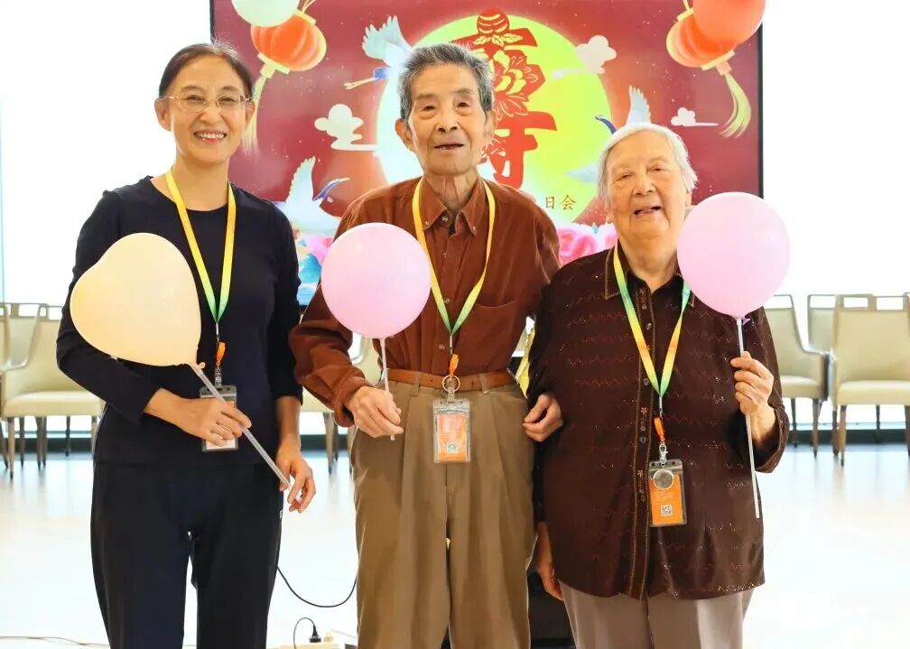 97岁抗美援朝老兵携92岁妻子入住泰康之家·吴园，女儿同住，这张“全家福”刷屏了！
